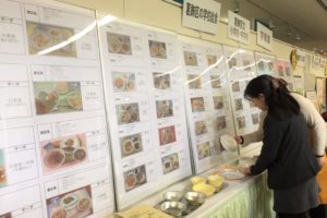 区内小中学校の給食写真展示