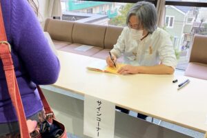 区民大学講座「大野隆司氏が語る木版画の魅力」サインコーナー