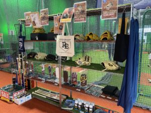 棚に並べられたグローブ、エコバッグなど