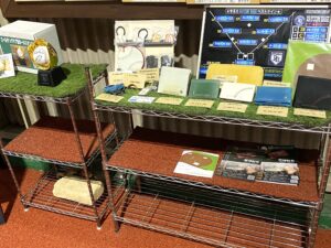 棚に並べられたグローブ革のリメイク財布など