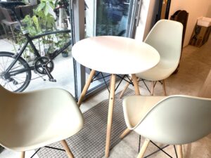 ボンサイクル・カフェ（店内のテーブル）